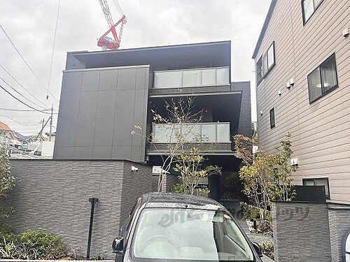大阪府枚方市岡東町  3階建