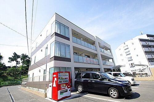 大阪府吹田市山田南 3階建