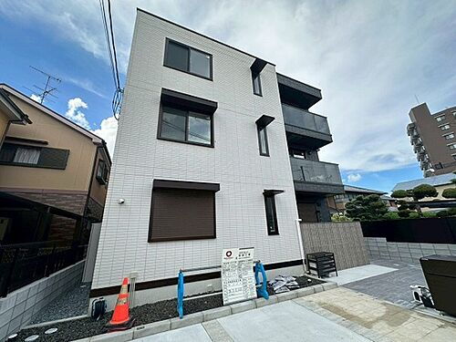 大阪府吹田市千里丘上  3階建