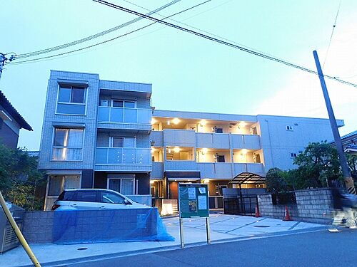 大阪府茨木市下穂積２丁目 築9年6ヶ月 3階建