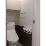 グランドエル・Ｆ　Ｄ スタイリッシュなトイレを採用!温水洗浄便座のスイッチは紙巻器のところにあります!上部には扉付きの棚を装備してます!
