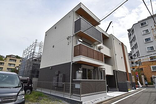 東京都多摩市落合１丁目 3階建