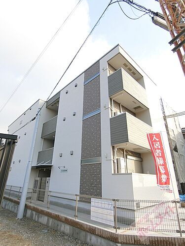 大阪府堺市西区浜寺公園町１丁 3階建