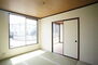 グリーンハイツ 和室は膝高の窓となっており、明るい日差しが入ります。