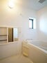 シャルム上水戸Ａ ・☆浴室☆　換気と採光を考慮した小窓付きの明るく、清潔感あるバスルーム♪