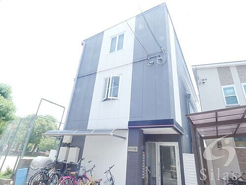 兵庫県西宮市小松南町１丁目 3階建
