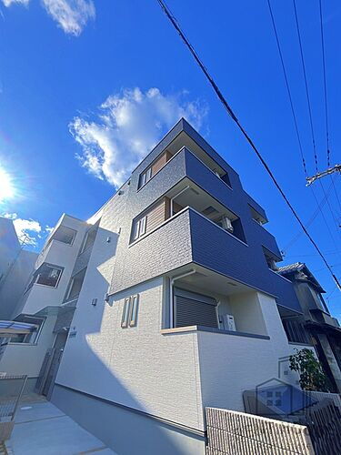 大阪府堺市西区浜寺諏訪森町中２丁 3階建