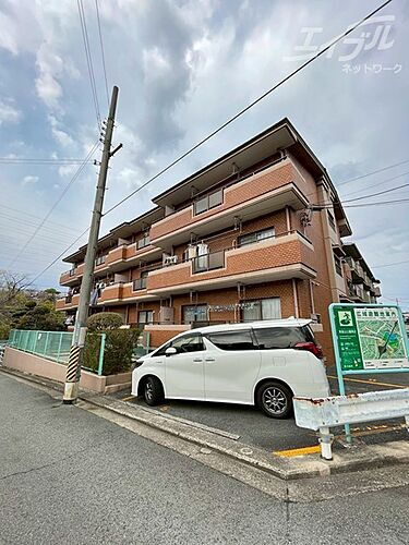 大阪府吹田市五月が丘西 3階建