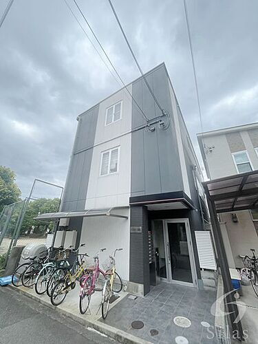 兵庫県西宮市小松南町１丁目 3階建