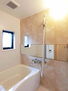 モントルー守谷Ｃ 【浴室】スタイリッシュなバックパネルに大型のミラー♪　機能性とデザイン性を兼ねた浴室です♪　小さいお子様の入浴に便利なワンクリックシャワーです☆