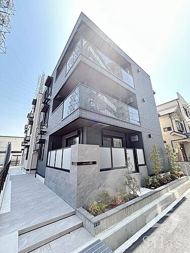 兵庫県尼崎市七松町１丁目 3階建