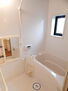 ガーデンシティ今井　　　Ａ棟 浴室には小窓があり換気に便利です！