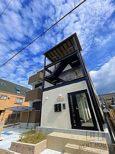 大阪府貝塚市澤  3階建