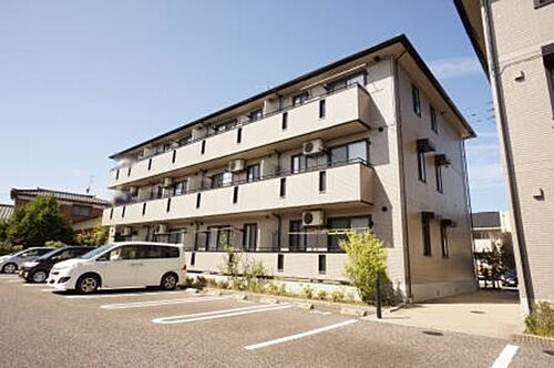 ロイヤルタウン松崎　Ｂ 3階建