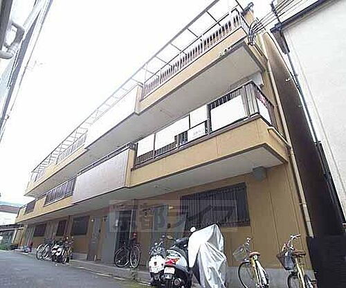 京都府京都市山科区御陵鴨戸町 3階建