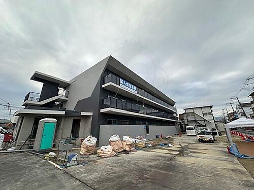 大阪府高槻市八幡町  3階建