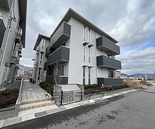 京都府亀岡市亀岡駅北１丁目 築1年10ヶ月 3階建