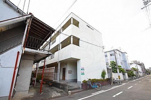 大阪府東大阪市中小阪１丁目 3階建