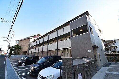 大阪府堺市西区鳳西町２丁 築8年10ヶ月 3階建