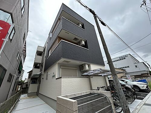 兵庫県尼崎市常光寺１丁目 築1年6ヶ月 3階建