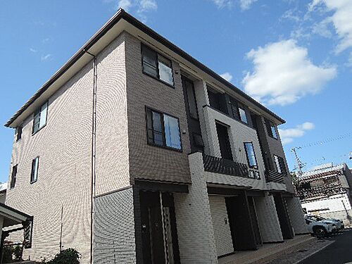 京都府京都市伏見区深草大亀谷西寺町 築8年10ヶ月 3階建