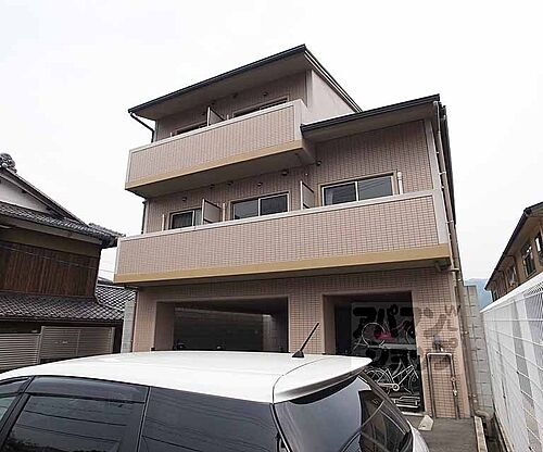 京都府京都市山科区小山鎮守町 地上3階地下1階建