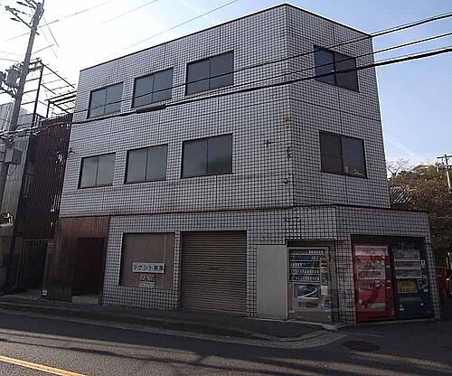 京都府京都市右京区鳴滝蓮池町 3階建