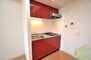Ｓ－ＦＯＲＴ　神戸神楽町 シンプルだけどオシャレ感がでている赤色システムキッチンです!