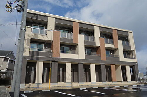 滋賀県大津市真野５丁目 3階建