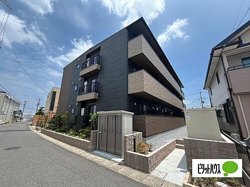 滋賀県近江八幡市鷹飼町北１丁目  3階建