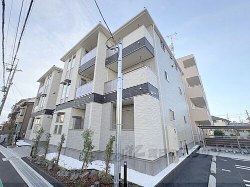 大阪府枚方市出口３丁目  3階建