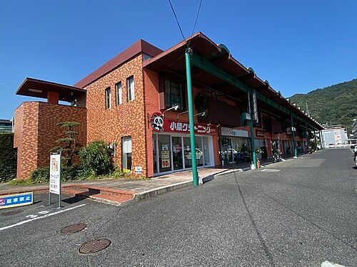 広島県広島市東区戸坂中町 2階建