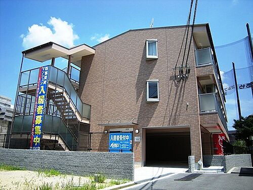 大阪府茨木市西豊川町 3階建