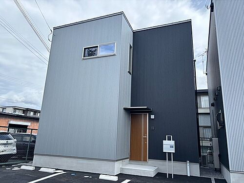 滋賀県近江八幡市上田町  2階建