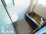 六甲林ハイツ 綺麗なバスルームは換気用の小窓付き。