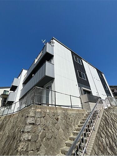 大阪府吹田市片山町４丁目  3階建