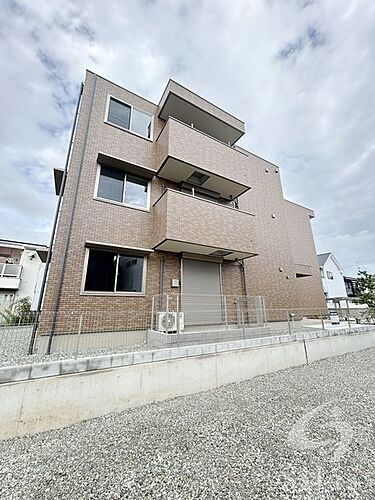 兵庫県川西市東久代１丁目  3階建