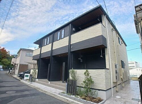 兵庫県伊丹市北園１丁目  2階建