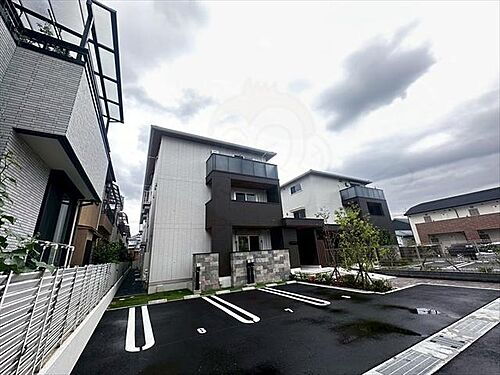 大阪府高槻市下田部町１丁目  3階建