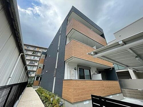 大阪府高槻市古曽部町２丁目 築3年4ヶ月 3階建