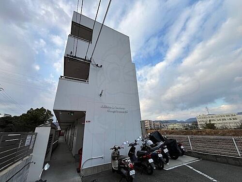 大阪府高槻市郡家本町 築18年9ヶ月 3階建