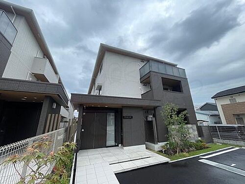 大阪府高槻市下田部町１丁目  3階建