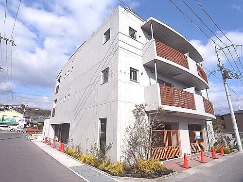 サンクラッソ中山寺駅前シェヴェール 4階建