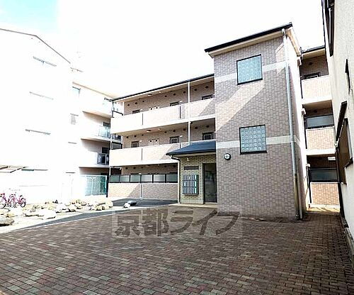 京都府京都市右京区西京極下沢町 3階建