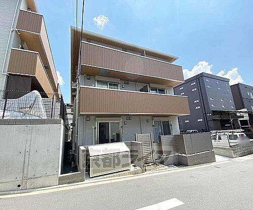 京都府京都市右京区西京極殿田町  3階建