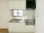 エクセル吉田ＩＩ 小窓完備で明るいキッチンスペースです
