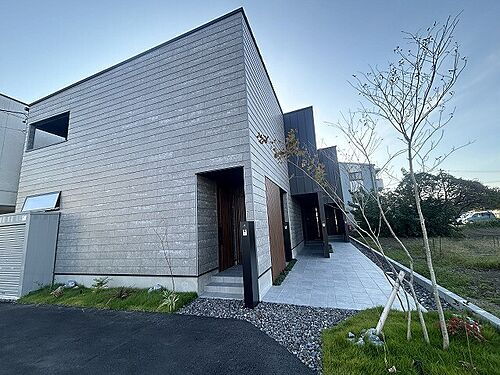 岐阜県羽島郡岐南町平島８丁目 テラスハウス