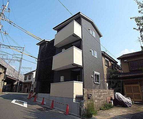 京都府京都市伏見区新町１４丁目 3階建