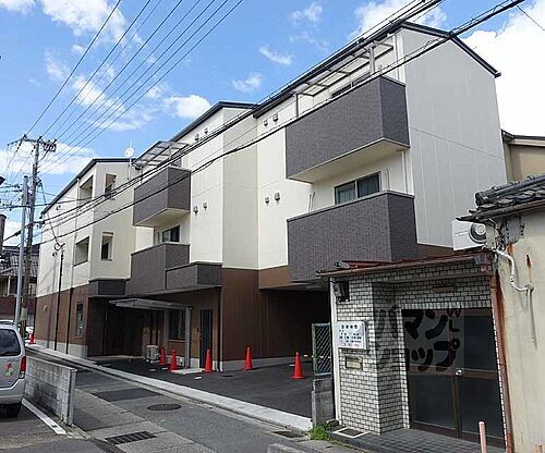 京都府京都市右京区太秦辻ケ本町 築6年9ヶ月 3階建