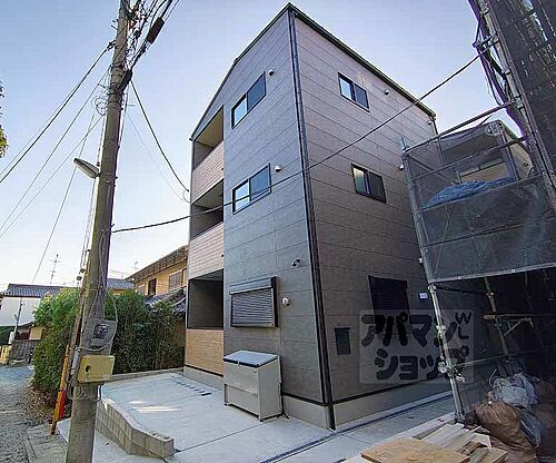 京都府京都市右京区太秦西蜂岡町  3階建